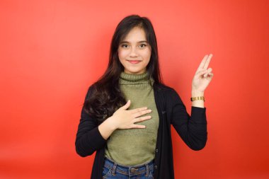 Yemin eden jestler, Kızıl Arkaplanda tecrit edilmiş güzel bir Asyalı kadına yemin edin.