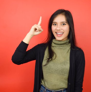 Kırmızı arka planda izole edilmiş güzel bir Asyalı kadın fikri var.