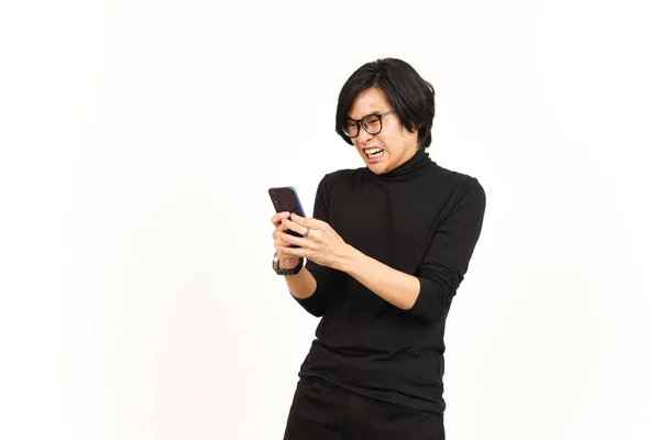 Sosteniendo Usando Smartphone Con Cara Enojada Del Hombre Asiático Guapo —  Fotos de Stock