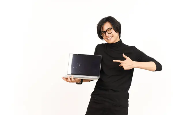 白い背景に分離されたハンサムなアジア人の男のラップトップの空白スクリーンでアプリや広告を表示 — ストック写真