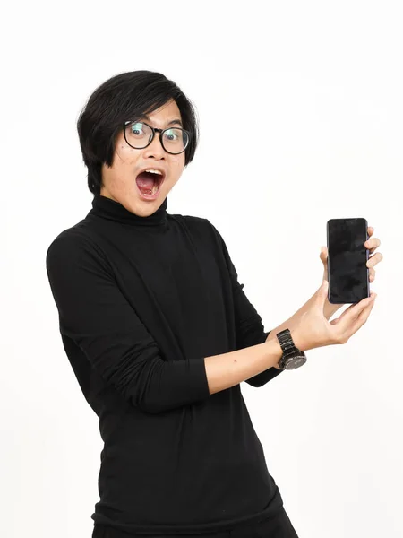 Beyaz Arkaplanda Zole Edilmiş Yakışıklı Asyalı Adam Boş Ekran Telefonundaki — Stok fotoğraf