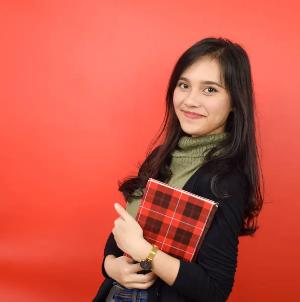Segurando Livro Sorrindo Olhando Para Câmera Bela Mulher Asiática Isolada — Fotografia de Stock