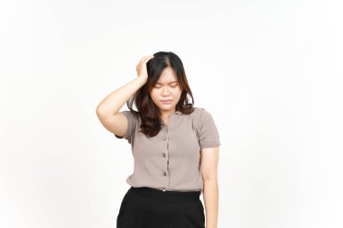 Beyaz arka planda tecrit edilmiş güzel bir Asyalı kadının baş ağrısı.