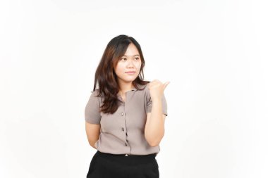 Sunan ve Gösteren Yan Ürünler Beyazın Üzerinde İzole Edilmiş Güzel Asyalı Kadın Başparmağını Kullanıyor