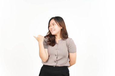 Sunan ve Gösteren Yan Ürünler Beyazın Üzerinde İzole Edilmiş Güzel Asyalı Kadın Başparmağını Kullanıyor