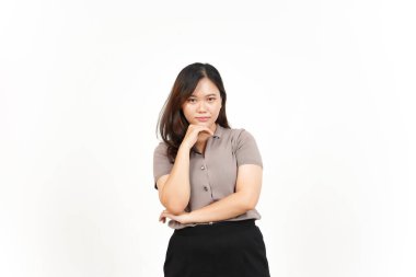 Kameraya bakıyor ve gülümsüyor Beyaz arka planda tecrit edilmiş güzel bir Asyalı kadının