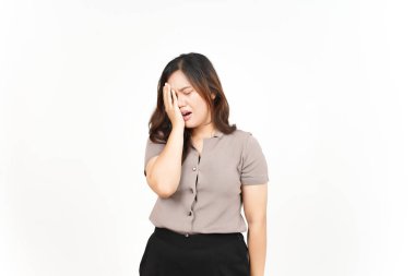 Beyaz arka planda tecrit edilmiş güzel bir Asyalı kadının baş ağrısı.