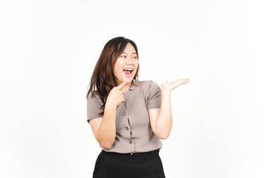 Beyaz arka planda tecrit edilmiş güzel Asyalı Kadın Açık Avuç 'ta Ürünleri Gösterme ve Sunma