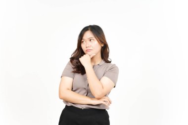 Beyaz arka planda tecrit edilmiş Güzel Asyalı Kadın 'ı düşünüp kaçırıyor