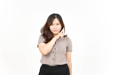 Ürün ve İşaret Tarafı Beyazda Tecrit Edilen Güzel Asyalı Kadın İşaretçisini Kullanıyor