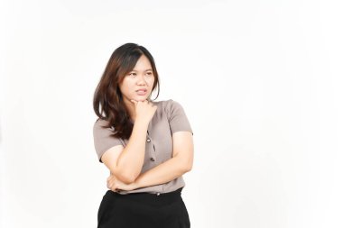 Beyaz arka planda tecrit edilmiş Güzel Asyalı Kadın 'ı düşünüp kaçırıyor