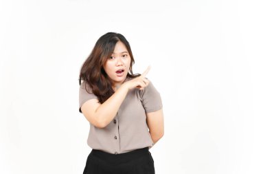 Ürün ve İşaret Tarafı Beyazda Tecrit Edilen Güzel Asyalı Kadın İşaretçisini Kullanıyor