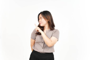 Ürün ve İşaret Tarafı Beyazda Tecrit Edilen Güzel Asyalı Kadın İşaretçisini Kullanıyor