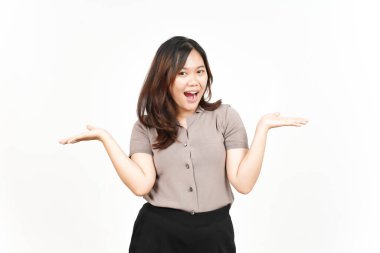 Beyaz arka planda izole edilmiş güzel bir Asyalı kadının avucundaki iki ürünü sunar ve gösterir.