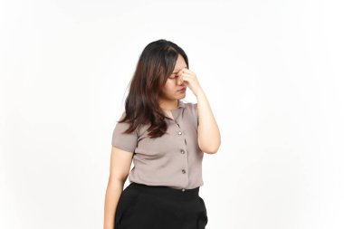 Beyaz arka planda tecrit edilmiş güzel bir Asyalı kadının baş ağrısı.