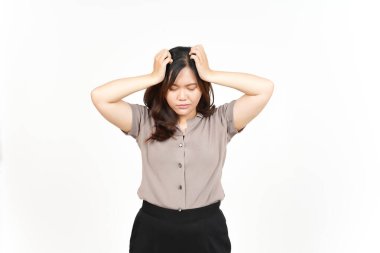 Beyaz arka planda tecrit edilmiş güzel bir Asyalı kadının baş ağrısı.