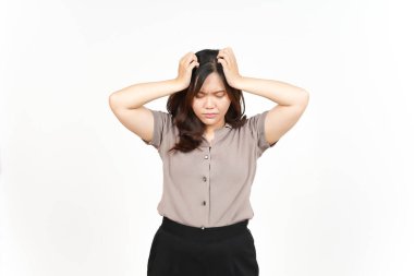 Beyaz arka planda tecrit edilmiş güzel bir Asyalı kadının baş ağrısı.