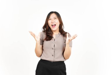 Beyaz arka planda tecrit edilmiş güzel Asyalı kadının mutlu yüz ifadesi.