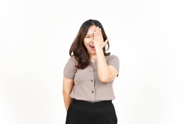 Beyaz arka planda tecrit edilmiş Asyalı güzel bir kadının yarım yüzünü kaplayan