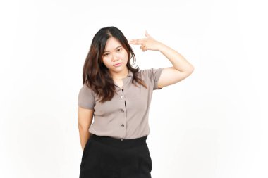 Beyaz arka planda tecrit edilmiş Güzel Asyalı Kadın 'ın kafasında silah parmağı