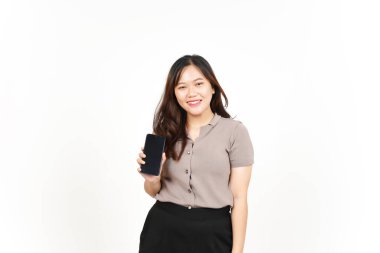 Beyaz Arkaplanda İzole Edilmiş Güzel Asyalı Kadın 'ın Boş Ekran Telefonundaki Uygulamaları veya İlanları Gösteriliyor