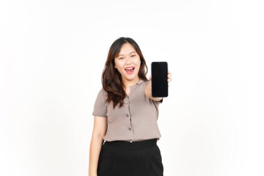 Beyaz Arkaplanda İzole Edilmiş Güzel Asyalı Kadın 'ın Boş Ekran Telefonundaki Uygulamaları veya İlanları Gösteriliyor