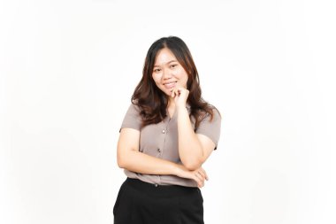 Kameraya bakıyor ve gülümsüyor Beyaz arka planda tecrit edilmiş güzel Asyalı kadının