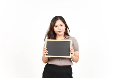 Beyaz üzerinde izole edilmiş güzel Asyalı Kadın Karatahı 'nı gösteriyor, sunuyor ve tutuyor