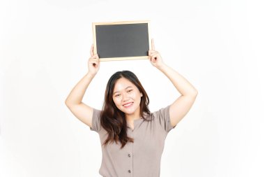 Beyaz üzerinde izole edilmiş güzel Asyalı Kadın Karatahı 'nı gösteriyor, sunuyor ve tutuyor