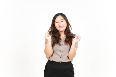 Asyalı kadın sevinçle ellerini kaldırıyor ve 