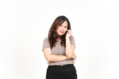 Asyalı bir kadın, beyaz bir geçmişi olan, parlak bir şekilde gülümseyen Koreli aşk işareti gösteriyor.