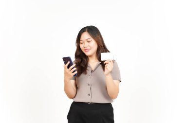 Akıllı Telefon ve Beyaz Arkaplanda Tecrit Edilen Güzel Asyalı Kadın 'ın Boş Kredi Kartı Kullanılıyor