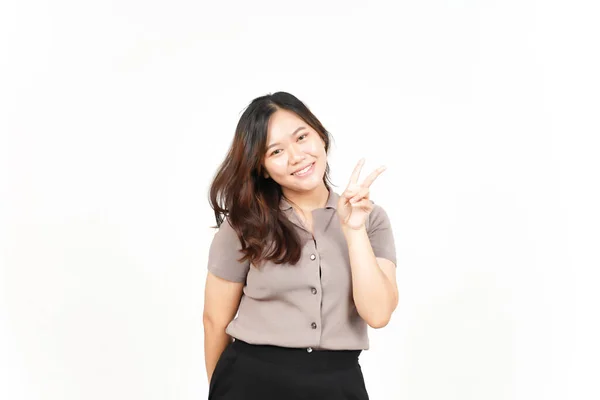 Mostrando Sinal Paz Sorrindo Bela Mulher Asiática Isolada Fundo Branco — Fotografia de Stock