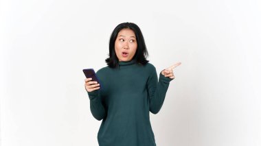 Beyaz Arkaplanda İzole Güzel Asyalı Kadın 'ın yan duvar fotokopi alanını gösterirken Akıllı Telefon' un mutlu yüzünü tutmak