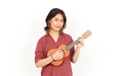 Beyaz arka planda izole edilmiş güzel Asyalı kadının Ukulele 'sini oynuyorum.