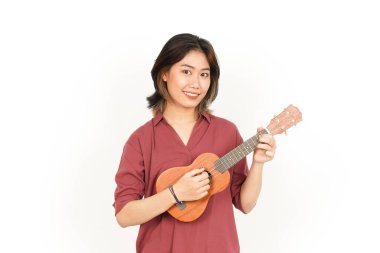 Beyaz arka planda izole edilmiş güzel Asyalı kadının Ukulele 'sini oynuyorum.
