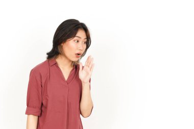 Beyaz arka planda tecrit edilmiş güzel bir Asyalı kadının gizli bilgilerini fısılda.