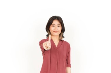 Beyaz arka planda izole edilmiş güzel bir Asyalı kadının bir parmağını gösteriyor.