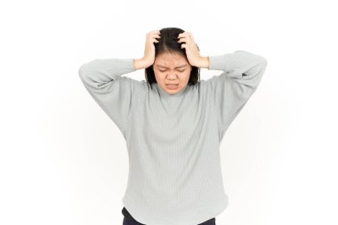 Beyaz arka planda izole edilmiş güzel Asyalı kadının baş ağrısı.