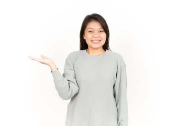 Beyaz arka planda izole edilmiş güzel Asyalı Kadın 'ın açık avucunda ürünlerini gösteriyor.