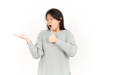 Beyaz arka planda izole edilmiş güzel Asyalı Kadın 'ın açık avucunda ürünlerini gösteriyor.