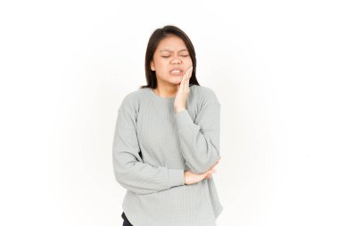 Beyaz arka planda tecrit edilmiş güzel bir Asyalı kadının diş ağrısı.