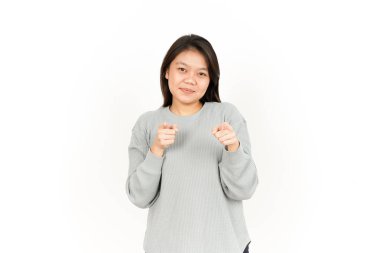 Beyaz arka planda izole edilmiş Asyalı güzel bir kadının gülümsemesi ve sana işaret etmesi