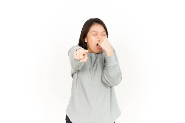 Beyaz arka planda yalnız bırakılmış pis kokulu ve iğrenç bir Asyalı kadın kokusu alıyorum.