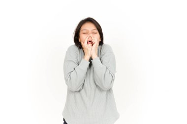 Beyaz arka planda yalnız bırakılmış pis kokulu ve iğrenç bir Asyalı kadın kokusu alıyorum.