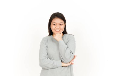 Beyaz arka planda izole edilmiş güzel Asyalı kadının gülümseyen ve kameraya bakan