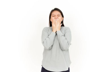 Beyaz arka planda tecrit edilmiş Güzel Asyalı Kadın Esnemesi