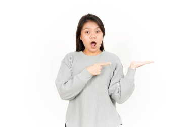 Beyaz arka planda izole edilmiş güzel Asyalı Kadın 'ın açık avucunda ürünlerini gösteriyor.