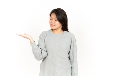 Beyaz arka planda izole edilmiş güzel Asyalı Kadın 'ın açık avucunda ürünlerini gösteriyor.