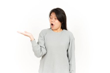 Beyaz arka planda izole edilmiş güzel Asyalı Kadın 'ın açık avucunda ürünlerini gösteriyor.